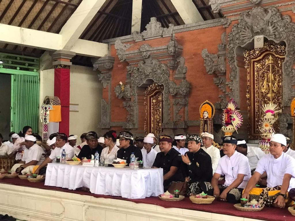 Hadiri Upakara Pitra Yadnya Bupati Giri Pasta Bantu Masyarakat Dengan Serahkan Dana Aci